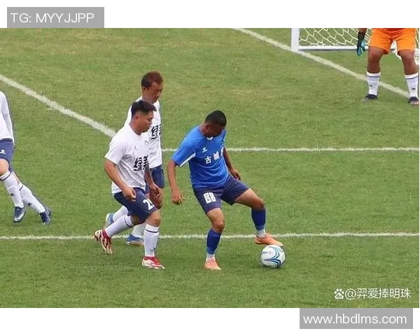 足球明星如风驰电掣般飞奔在绿茵场上展现速度与激情的完美结合