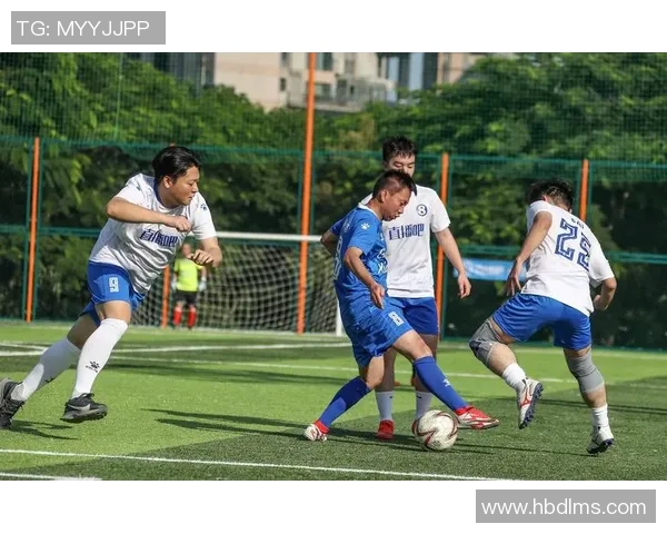 中国记者深入采访足球明星探讨职业生涯与未来发展之路